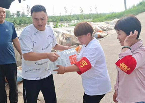 王91麻豆视频王總代表公司捐贈抗疫物資和慰問卡點工作人員(yuán) 抗擊疫情、義不容辭